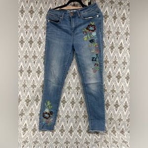 Seven7 Mid-Rise Floral
Embroidered Medium Wash Frayed Hem
Skinny Jeans